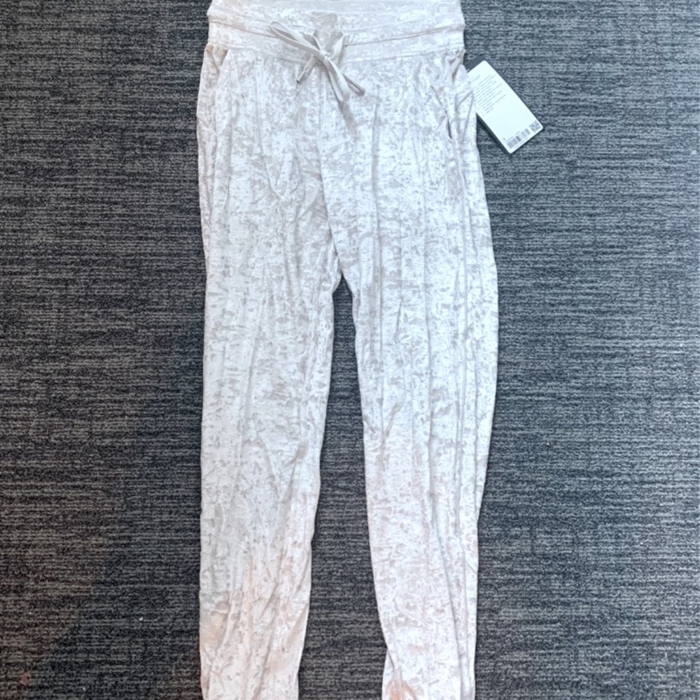 Lululemon ready to crush joggers